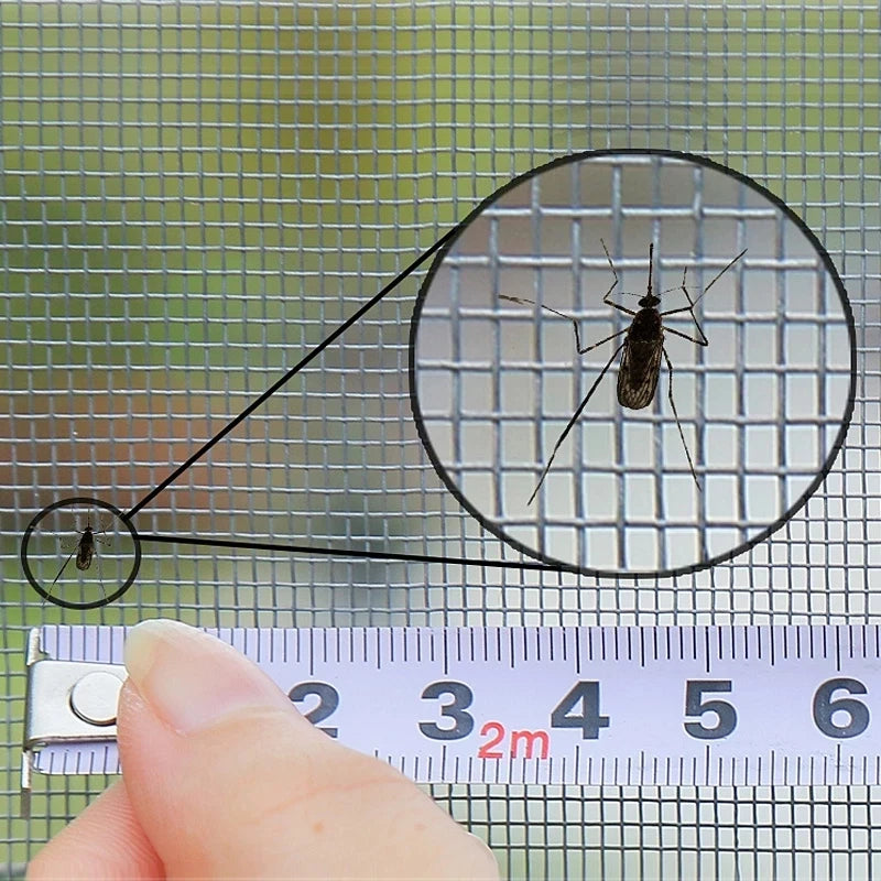 Schwarzes Insektenschutzgitter fuer Fenster